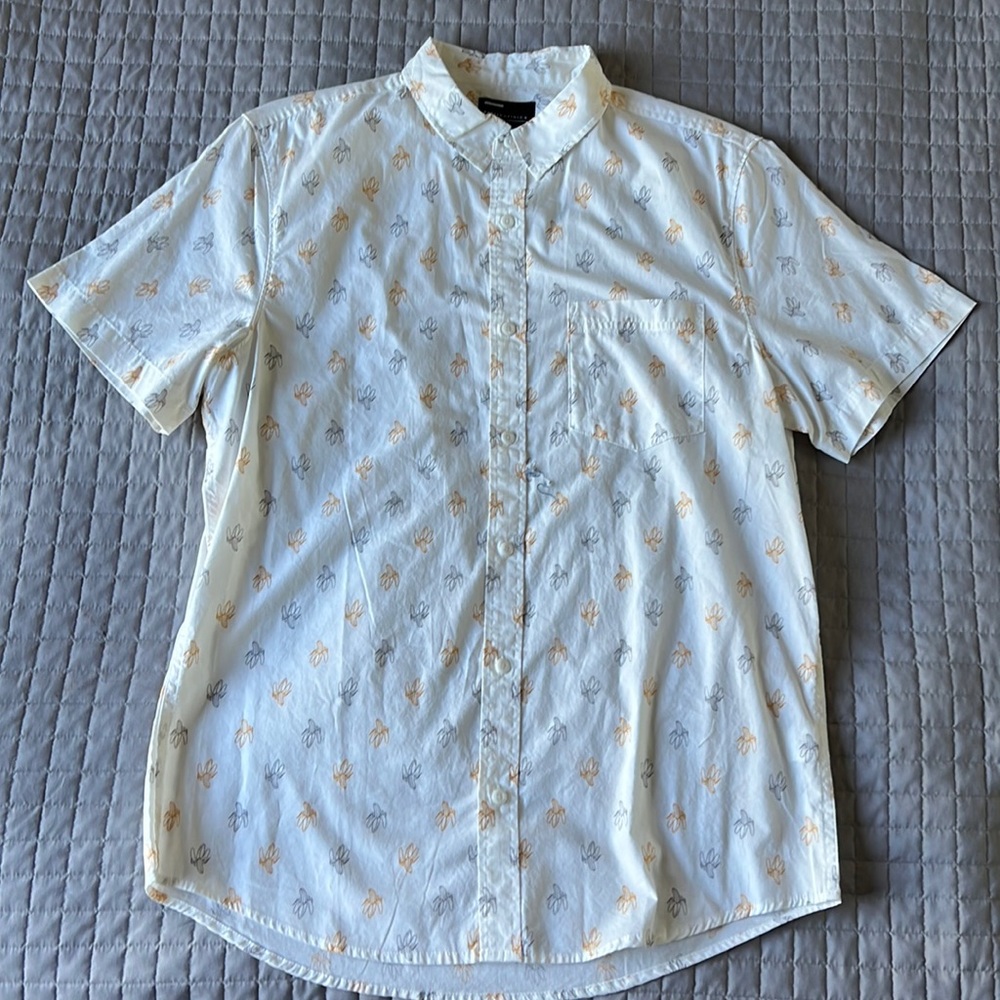 Men’s Banana Print Short Sleeve Button-Up Shirt. Size: Medium.